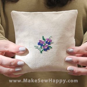 کیسه نمک پارچه‌ای دست‌دوز مدل گل بنفشه - خوشحالی بسازیم