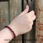 دستبند نخی طرح گل رنگ سرمه‌ای و نارنجی، خوشحالی بسازیم