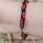 دستبند نخی طرح گل رنگ سرمه‌ای و نارنجی، خوشحالی بسازیم