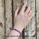 دستبند نخی طرح گل رنگ بنفش، خوشحالی بسازیم