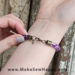 دستبند نخی طرح گل رنگ بنفش، خوشحالی بسازیم