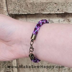 دستبند نخی طرح ترکیبی رنگ بنفش و سبز، خوشحالی بسازیم