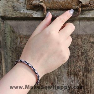 دستبند نخی طرح ضربدر رنگ بنفش و صورتی، خوشحالی بسازیم