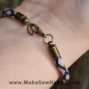 دستبند نخی طرح ضربدر رنگ بنفش و صورتی، خوشحالی بسازیم