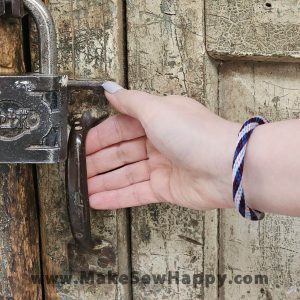 دستبند نخی طرح مارپیچ رنگ بنفش و صورتی، خوشحالی بسازیم