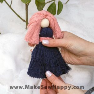 عروسک نخی دست‌ساز رنگ سرمه‌ای و صورتی، زینب توحیدی، خوشحالی بسازیم