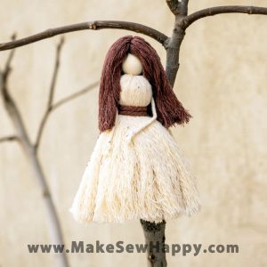 عروسک نخی دست‌ساز رنگ یاسی و قهوه‌ای، زینب توحیدی، خوشحالی بسازیم