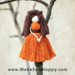 عروسک نخی دست‌ساز رنگ نارنجی و قهوه‌ای، زینب توحیدی، خوشحالی بسازیم