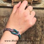 دستبند نخی طرح گره رنگ سبز و زرشکی و سفید