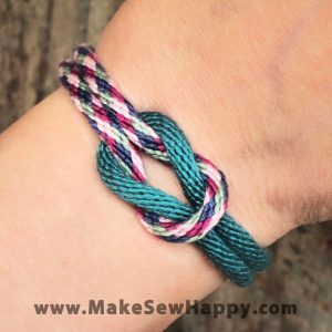 دستبند نخی طرح گره رنگ سبز و زرشکی و سفید