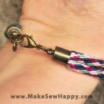 دستبند نخی طرح گره رنگ سبز و زرشکی و سفید