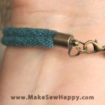 دستبند نخی طرح گره رنگ سبز و زرشکی و سفید