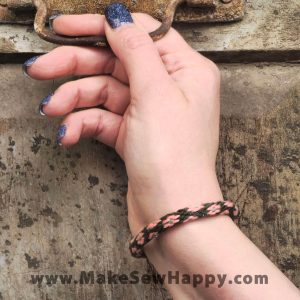 دستبند نخی طرح گل رنگ سبز یشمی و صورتی