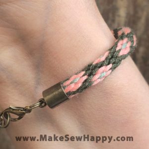 دستبند نخی طرح گل رنگ سبز یشمی و صورتی