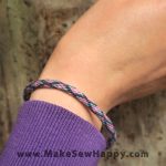 دستبند نخی طرح گل رنگ طوسی و صورتی و آبی