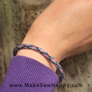 دستبند نخی طرح گل رنگ طوسی و صورتی و آبی