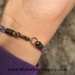 دستبند نخی طرح گل رنگ طوسی و صورتی و آبی