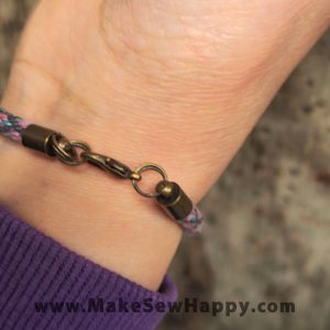 دستبند نخی طرح گل رنگ طوسی و صورتی و آبی