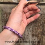 دستبند نخی طرح گل رنگ صورتی و بنفش