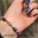 دستبند نخی طرح گل رنگ صورتی و بنفش