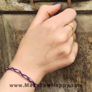 دستبند نخی طرح ضربدر رنگ صورتی و زرشکی و سبز روشن