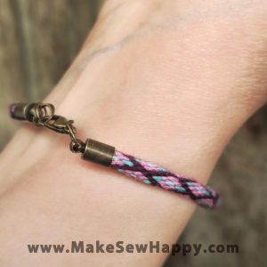 دستبند نخی طرح ضربدر رنگ صورتی و زرشکی و سبز روشن