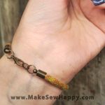 دستبند نخی طرح ضربدر رنگ زرد و نارنجی