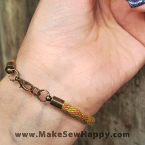 دستبند نخی طرح ضربدر رنگ زرد و نارنجی