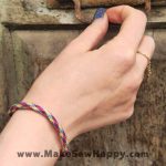 دستبند نخی طرح ضربدر رنگ صورتی و بنفش و زرد و آبی روشن