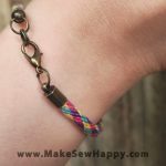 دستبند نخی طرح ضربدر رنگ صورتی و بنفش و زرد و آبی روشن