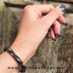 دستبند نخی طرح ضربدر رنگ مشکی و زرشکی و یشمی و سبز روشن