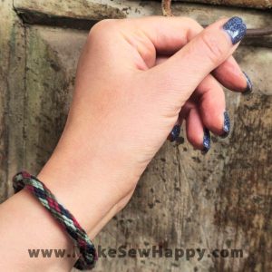 دستبند نخی طرح ضربدر رنگ مشکی و زرشکی و یشمی و سبز روشن