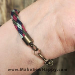 دستبند نخی طرح ضربدر رنگ مشکی و زرشکی و یشمی و سبز روشن