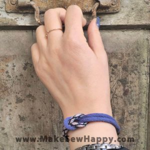 دستبند نخی طرح گره رنگ بنفش و سرمه‌ای و صورتی