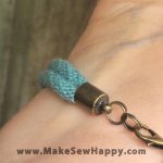 دستبند نخی طرح گره رنگ سبز و زرد و بنفش