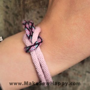 دستبند نخی طرح گره رنگ صورتی و بنفش و آبی