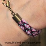 دستبند نخی طرح گره رنگ صورتی و بنفش و آبی