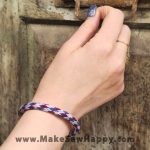 دستبند نخی طرح ضربدر رنگ زرشکی و بنفش و آبی