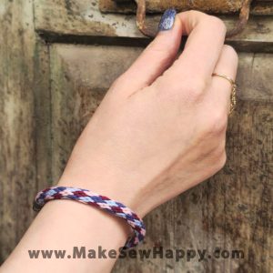 دستبند نخی طرح ضربدر رنگ زرشکی و بنفش و آبی