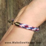 دستبند نخی طرح ضربدر رنگ زرشکی و بنفش و آبی