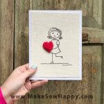 کارت پستال پارچه‌ای طرح دختربچه با قلب قرمز