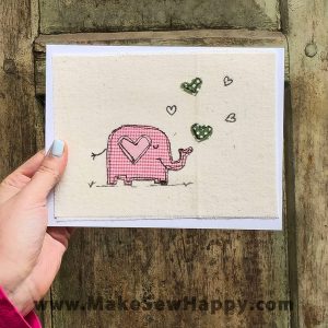 کارت پستال پارچه‌ای طرح فیل صورتی با قلب‌های سبز