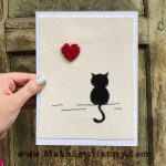 کارت پستال پارچه‌ای طرح گربه سیاه و قلب قرمز