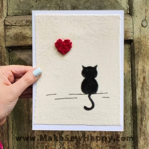 کارت پستال پارچه‌ای طرح گربه سیاه و قلب قرمز