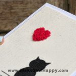 کارت پستال پارچه‌ای طرح گربه سیاه و قلب قرمز