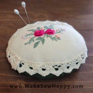 جا سوزنی پارچه‌ای طرح گل‌دوزی رنگ سفید و سبز