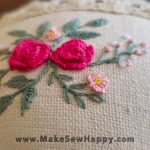 جا سوزنی پارچه‌ای طرح گل‌دوزی رنگ سفید و سبز