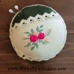 جا سوزنی پارچه‌ای طرح گل‌دوزی رنگ سفید و سبز