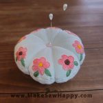 جا سوزنی پارچه‌ای طرح گل‌دوزی رنگ سفید با گل‌های صورتی