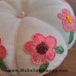 جا سوزنی پارچه‌ای طرح گل‌دوزی رنگ سفید با گل‌های صورتی